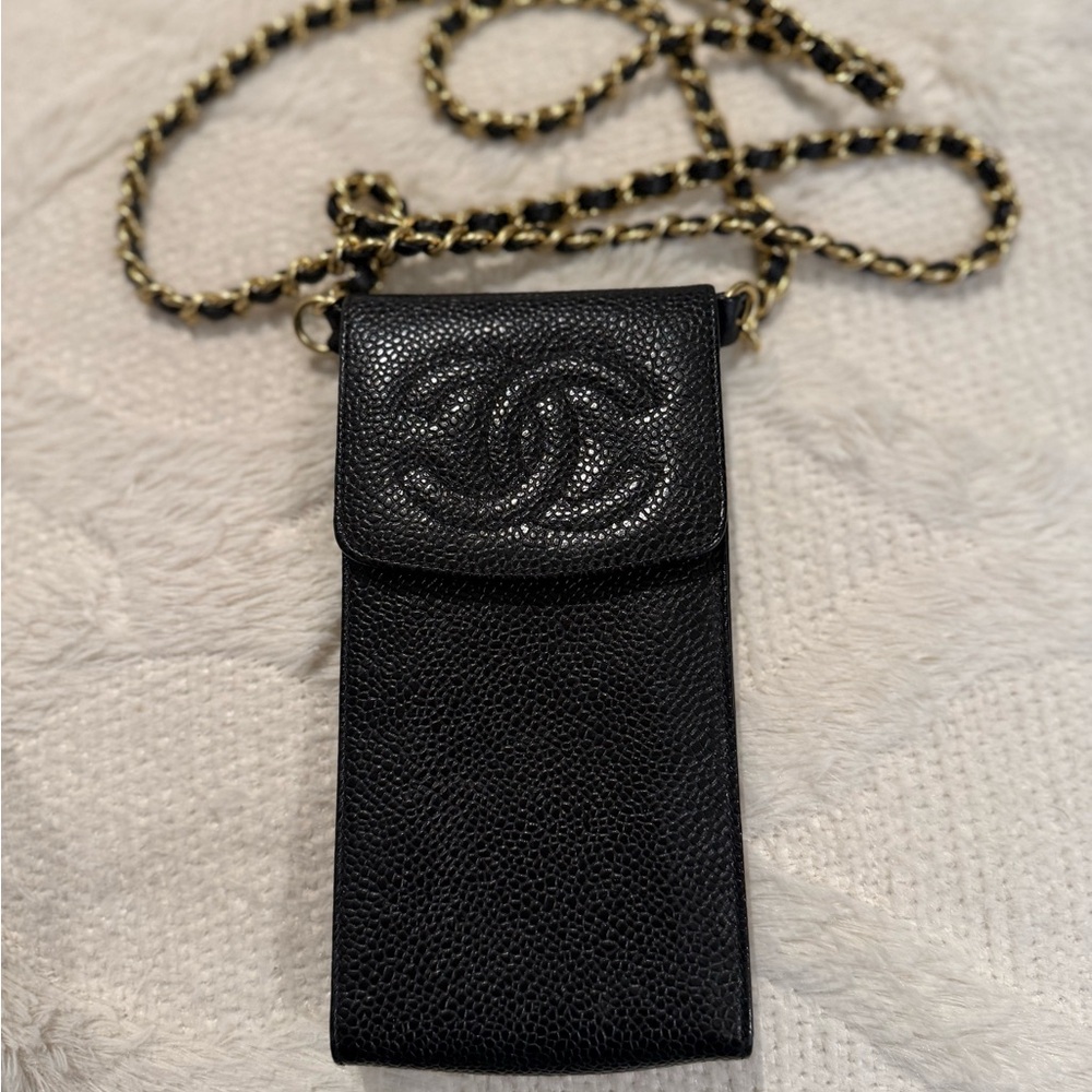CHANEL Black Leather Shoulder Bag with Gold Chain - Picture 12 of 17